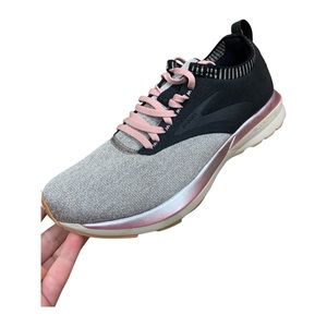 SUPER CUTE NWOT Brooks Ricochet size 7.5